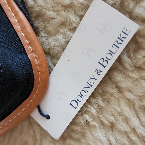 Adorable Dooney & Bourke Black Wristlet - Picture 12 of 12